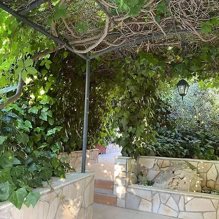 Spacious Apartment, Tania شقة هفار